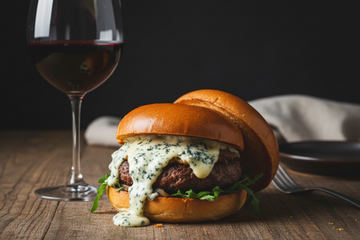 Día de la Hamburguesa en México: Estilos Gourmet y Maridaje de Vino.