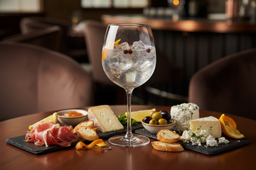 Copa de Ginebra Con tabla de quesos y snacks