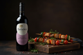 Brochetas mixtas con Pinotage Syrah