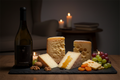 Alma Negra Blanco 2015 con tabla de quesos intensos Gruyère y Comté maduro - maridaje