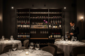 Mueble Bar Industrial Nogal en restaurante