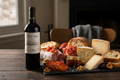 Aruma Malbec 2022 con tabla de embutidos y quesos de pasta dura - maridaje