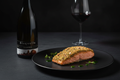 Salmón con costra aromática con Sisquella