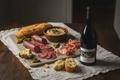 Tabla de embutidos franceses con Chinon 2024