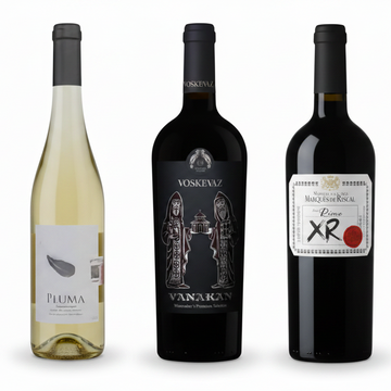Tres vinos con fondo blanco